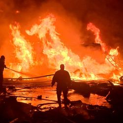 Intentan extinguir un incendio que estalló después del bombardeo israelí en un parque solar y una instalación de generación de electricidad en la ciudad costera del sur del Líbano. Foto de Kawnat HAJU / AFP | Foto:AFP