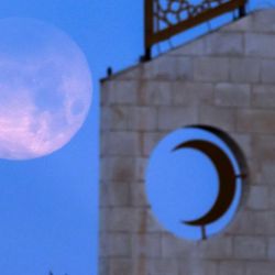 La luna llena, también conocida como la "Luna de Sangre", se alza tras el minarete de una mezquita en la ciudad de Ramala, en la Cisjordania. Foto de Zain JAAFAR / AFP | Foto:AFP