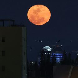 La luna gibosa menguante se eleva sobre Tel Aviv. Foto de Jack GUEZ / AFP | Foto:AFP