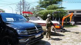 La Policía realizó tres procedimientos en Rosario y localidades cercanas y halló armas de guerra ocultas bajo tierra. Hay detenidos y la Justicia investiga posibles vínculos con bandas criminales.