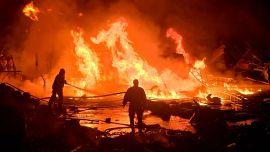 Intentan extinguir un incendio que estalló después del bombardeo israelí en un parque solar y una instalación de generación de electricidad en la ciudad costera del sur del Líbano. Foto de Kawnat HAJU / AFP