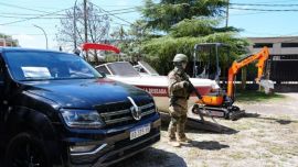 Secuestraron un arsenal enterrado en barriles tras allanamientos en Santa Fe