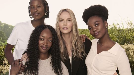 Charlize Theron y su misión de sanar a las mujeres de Sudáfrica