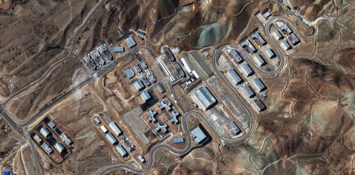 Esta imagen de satélite proporcionada muestra daños en la base de misiles Garmdarah en el norte de Irán. Foto de AFP