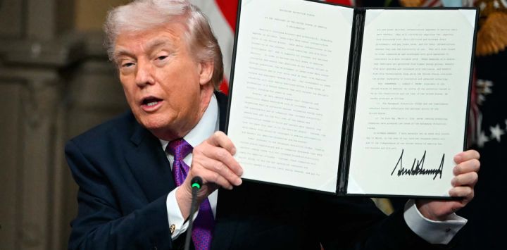 El presidente de Estados Unidos, Donald Trump muestra una proclamación de Protección de los Consumidores en la Sala del Tratado Indio. Washington, DC. Foto de ANDREW CABALLERO-REYNOLDS / AFP