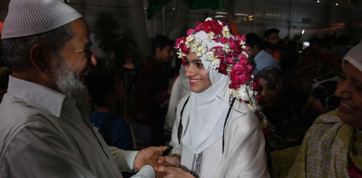 Los pasajeros musulmanes indios fueron recibidos a su llegada al aeropuerto de Ahmedabad. Foto de Shammi MEHRA / AFP