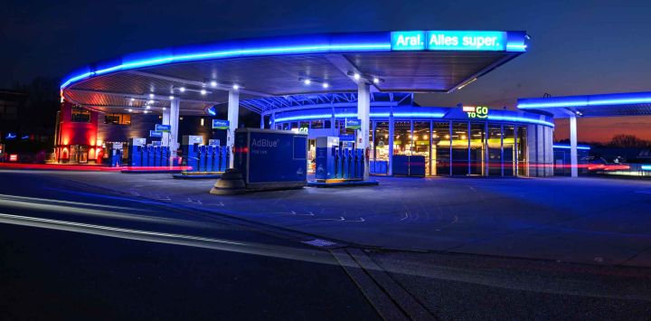 Gasolinera Aral en Bochum, se espera que los precios del petróleo sigan subiendo tras la casi total paralización del tráfico en el Estrecho de Ormuz. Foto de Ina FASSBENDER / AFP