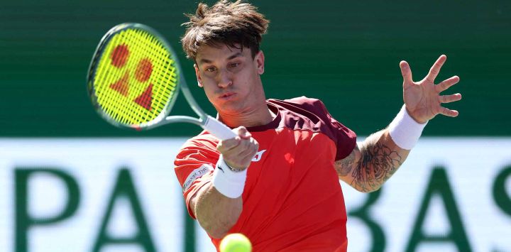 El argentino Camilo Ugo Carabelli devuelve un golpe en BNP Paribas Open en el Indian Wells Tennis Garden. Foto de MATTHEW STOCKMAN / AFP