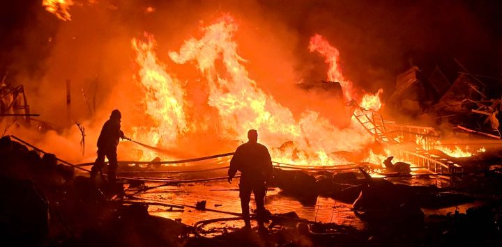 Intentan extinguir un incendio que estalló después del bombardeo israelí en un parque solar y una instalación de generación de electricidad en la ciudad costera del sur del Líbano. Foto de Kawnat HAJU / AFP