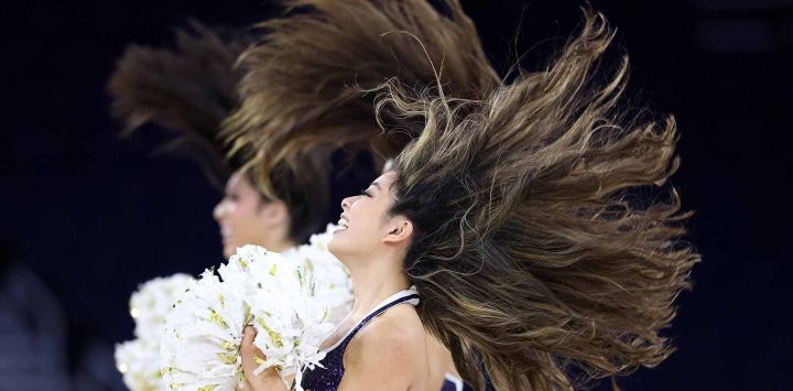 Una integrante del equipo de baile California Golden Bears durante el Torneo Femenino de la ACC en Duluth, Georgia. Foto de Kevin C. Cox /AFP 