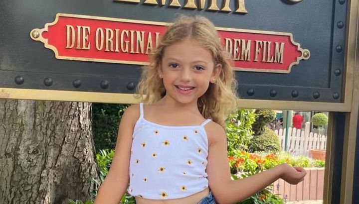 Así fue el cumple de Emma, la hija de Evangelina Anderson: parque de diversiones privado y doble torta de princesa