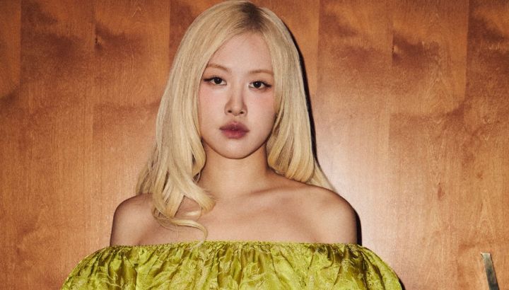 Rosé, musa de Saint Laurent, causó sensación en la Semana de la Moda de París