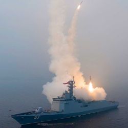 Un lanzamiento de prueba de un misil de crucero estratégico de mar a superficie realizado en el destructor Choe Hyon en Corea. Foto de KCNA VÍA KNS / AFP  | Foto:AFP
