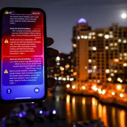 Una alerta emitida por el Ministerio del Interior de los EAU advirtiendo a los residentes de Dubái y Abu Dhab sobre un posible ataque con misiles iraníes. Foto de FADEL SENNA / AFP | Foto:AFP