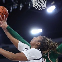Ra Shaya Kyle #0 de los Miami Hurricanes bloquea un tiro de Malaya Cowles #5 de los Notre Dame Fighting Irish. Foto de Kevin Cox/AFP | Foto:AFP