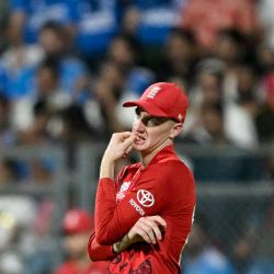 El capitán de Inglaterra, Harry Brook, observa durante el partido de semifinales de la Copa Mundial de Críquet. Foto de Indranil MUKHERJEE / AFP | Foto:AFP