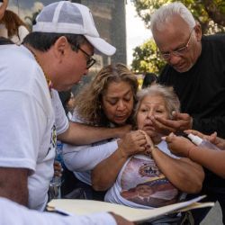 Nanci Penaloza se desmaya durante una manifestación de familiares de presos políticos frente al edificio del parlamento nacional en Caracas. Foto de Maryorin Mendez / AFP | Foto:AFP