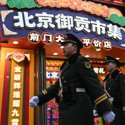 Policías paramilitares chinos patrullan en una calle frente al Gran Salón del Pueblo, sede de la sesión inaugural del Congreso Nacional del Pueblo (CNP), en Pekín. Foto de Pedro PARDO / AFP | Foto:AFP