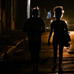 Personas caminan por una calle oscura durante un apagón en La Habana. Foto de Yamil LAGE / AFP | Foto:AFP