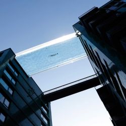 Piscina del Cielo, una piscina de acrílico transparente fijada entre dos bloques de apartamentos, en Embassy Gardens. Londres. Foto de Brook Mitchell / AFP | Foto:AFP