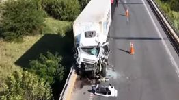 Un choque frontal entre dos camiones de carga en la Ruta 9 durante la madrugada provocó un derrame de mercadería y largas filas de vehículos, afectando significativamente el tránsito.