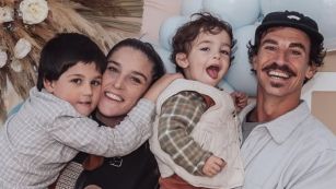 Juana Repetto y Sebastián Graviotto junto a sus hijos