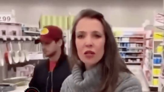 Video viral: la hija abandonada que encontró a su madre después de 20 años y fue rechazada de nuevo