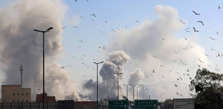 Israel bombardeó Teherán con nuevos ataques y Irán atacó a grupos guerrilleros kurdos en Irak. Foto de ATTA KENARE / AFP