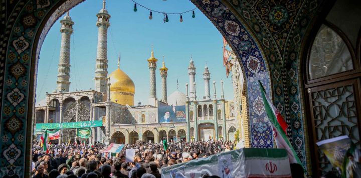 Los dolientes en la ciudad de Qom asisten al funeral de los fallecidos en la guerra entre Estados Unidos e Israel contra Irán. Foto de Mehdi ALAVI / ISNA / AFP 