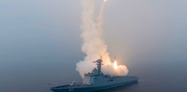 Un lanzamiento de prueba de un misil de crucero estratégico de mar a superficie realizado en el destructor Choe Hyon en Corea. Foto de KCNA VÍA KNS / AFP 