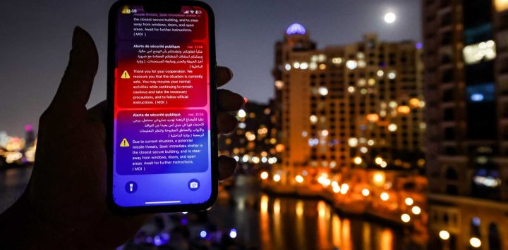 Una alerta emitida por el Ministerio del Interior de los EAU advirtiendo a los residentes de Dubái y Abu Dhab sobre un posible ataque con misiles iraníes. Foto de FADEL SENNA / AFP