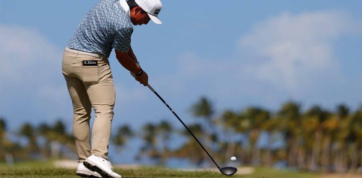 Kihei Akina de Estados Unidos realiza su tiro desde el sexto tee durante la primera ronda del Puerto Rico Open. Foto de Justin Edmonds / AFP
