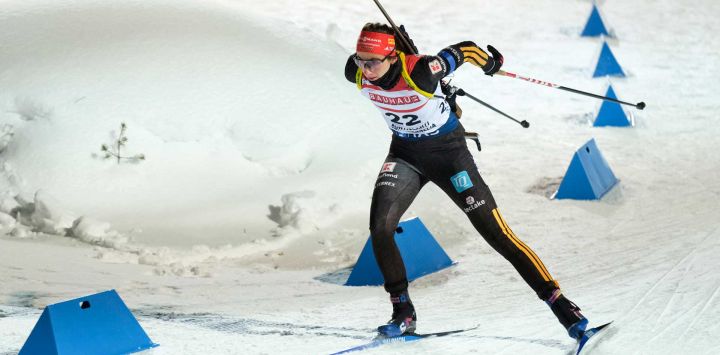 Vanessa Voigt de Alemania compite durante la prueba individual femenina de 15 km de la Copa del Mundo de Biatlón de la IBU. Foto de Minna Raitavuo / AFP