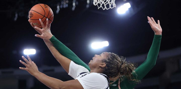 Ra Shaya Kyle #0 de los Miami Hurricanes bloquea un tiro de Malaya Cowles #5 de los Notre Dame Fighting Irish. Foto de Kevin Cox/AFP
