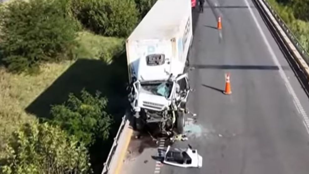Un choque frontal entre dos camiones de carga en la Ruta 9 durante la madrugada provocó un derrame de mercadería y largas filas de vehículos, afectando significativamente el tránsito.