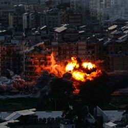 Una bola de fuego asciende desde el lugar de un ataque aéreo israelí que apuntó a un área en los suburbios del sur de Beirut. Foto de AFP | Foto:AFP