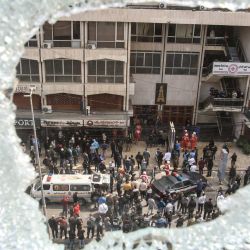 Una ventana rota da vista a los socorristas que trabajan cerca de un edificio que fue atacado por un bombardeo israelí en la ciudad costera del sur del Líbano, Sidón. Foto de MAHMOUD ZAYYAT / AFP | Foto:AFP