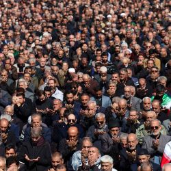 Los musulmanes participan en las oraciones del mediodía del viernes en el recinto de la mezquita Mosalla en Teherán. Foto de AFP  | Foto:AFP