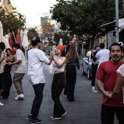 Residentes bailan afuera de un café a lo largo de la calle en el mercado de Carmel en Tel Aviv. Foto de OLYMPIA DE MAISMONT / AFP | Foto:AFP