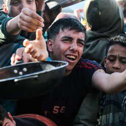 Palestinos desplazados se agolpan por comida en un banco de alimentos en Khan Yunis, en el sur de la Franja de Gaza. Foto de Bashar Taleb / AFP | Foto:AFP