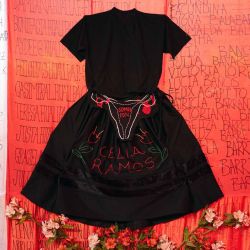 Un vestido con el nombre de Celia Ramos, una mujer que fue víctima de una esterilización forzada, se ve durante una presentación en el Centro de Derechos Reproductivos DEMUS en Lima. Foto de AFP | Foto:AFP