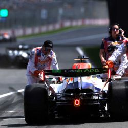 El coche del piloto británico de RB, Arvid Lindblad, de regreso al pit lane durante la primera sesión de práctica del Gran Premio de Australia de Fórmula Uno en el Circuito Albert Park en Melbourne. Foto de Martin KEEP / AFP | Foto:AFP