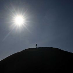 Una persona visita el Montículo de Krakus durante un día soleado en Cracovia. Foto de Sergei GAPON / AFP | Foto:AFP