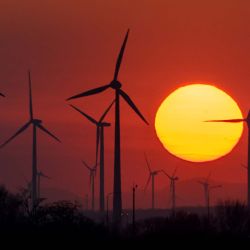 El sol se pone detrás de los molinos de viento cerca de Kittsee, Baja Austria, en la frontera con Eslovaquia. Foto de Joe Klamar / AFP | Foto:AFP