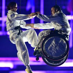 Los bailarines actúan durante la ceremonia de apertura de los Juegos Paralímpicos de Invierno Milano Cortina. Foto de Stefano RELLANDINI / AFP  | Foto:AFP