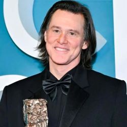 El rostro de Jim Carrey en los Premios César de París desató una tormenta de especulaciones y conspiraciones absurdas. | Foto:Cedoc