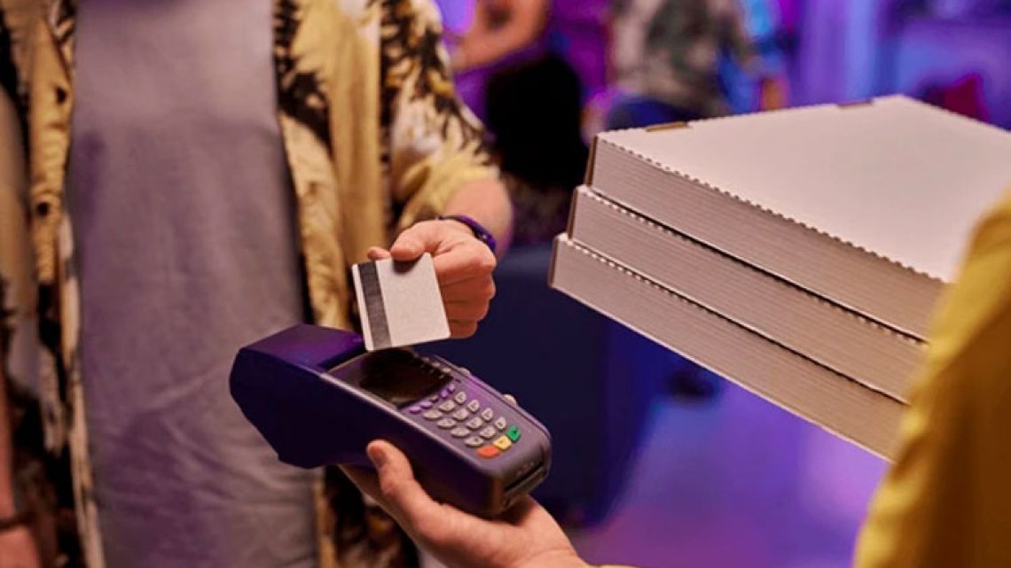 Pizza con tarjeta de crédito: el tuit viral que divide opiniones entre estrategia financiera y sobreendeudamiento