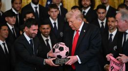 Lionel Messi le entregó a Donald Trump una pelota de fútbol conmemorativa de la visita 