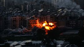 Una bola de fuego asciende desde el lugar de un ataque aéreo israelí que apuntó a un área en los suburbios del sur de Beirut. Foto de AFP