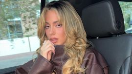 Tini Stoessel marca tendencia con su look effortless: jeans wide leg, texanas y el color de la temporada